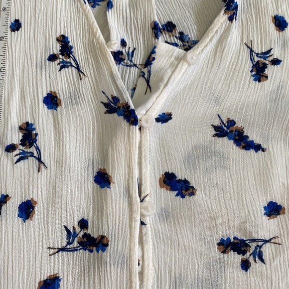 Liz Claiborne Blue and White Floral Cap Sleeve Blouse - Picture 3 of 5